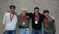 Goldmedaillengewinner Ruben Locher (3. v. l.)